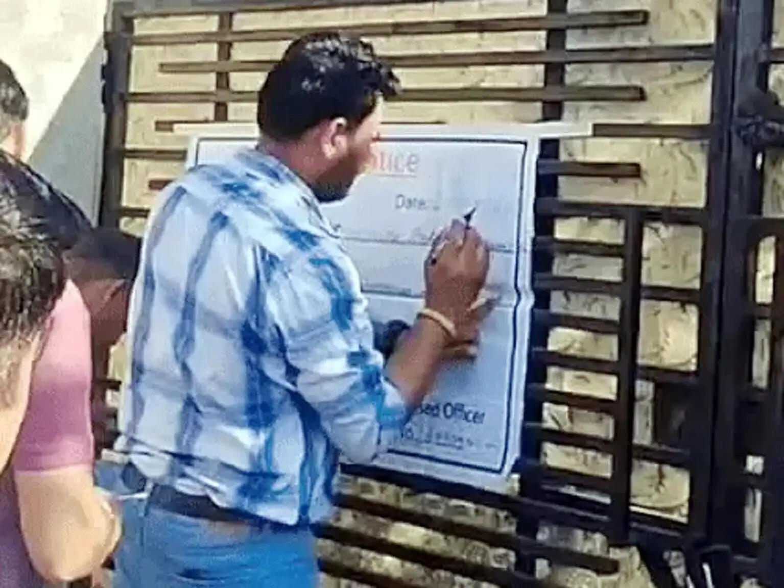 फाइनेंस कम्पनी ने सील किए मकान के ताले तोड़, सिक्योरिटी गार्ड को धमकाया