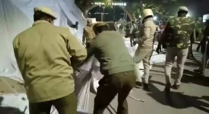 हाईकोर्ट का निर्देश: सरपंचों पर रात में कार्रवाई, पुलिस ने उखाड़े तंबू