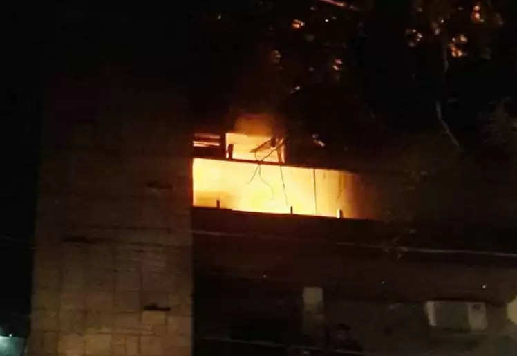 बड़वानीः सेंधवा के एक मकान में लगी भीषण आग 