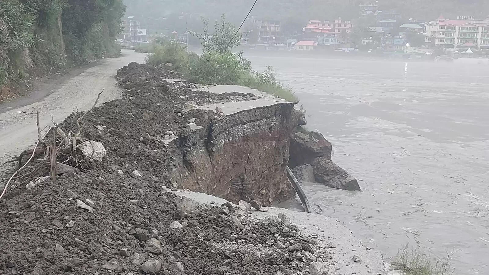 &nbsp;&nbsp;&nbsp;हिमाचल के मंडी और कुल्लू में फ्लैश फ्लड से भारी नुकसान, शिमला-मंडी सड़क धंसी​​​​​​​