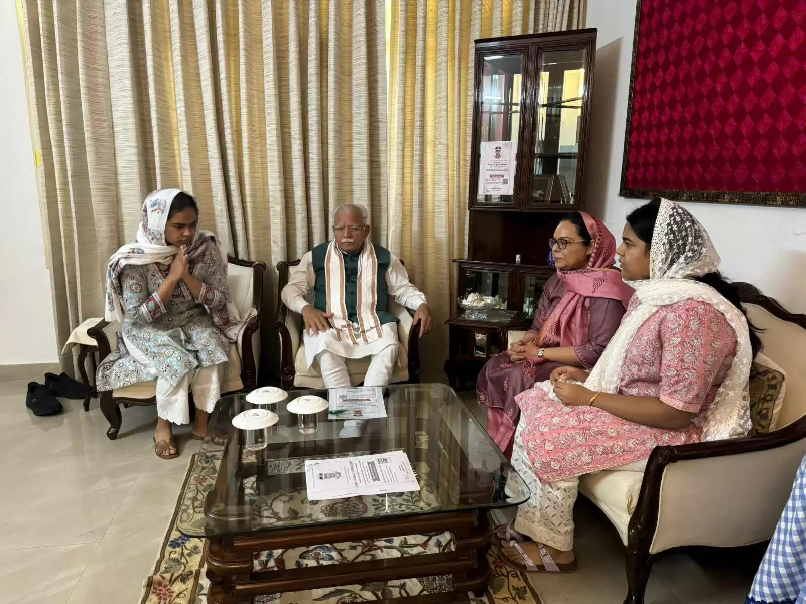 दिवंगत आईपीएस वाई पूरन कुमार के परिजनों से मिले केंद्रीय मंत्री मनोहर लाल