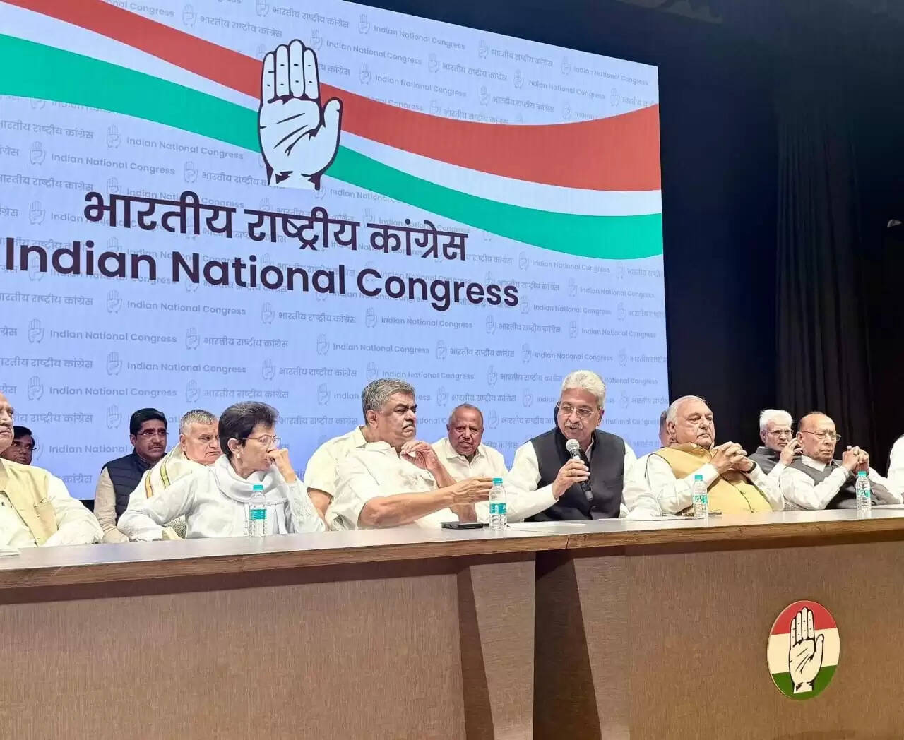 &nbsp;&nbsp;कांग्रेस की बैठक में हरियाणा में &nbsp;वोट चोरी &nbsp;के खिलाफ राज्यव्यापी आंदोलन का निर्णय वोट चोरी लोकतंत्र का हनन, राहुल गांधी का संदेश जन-जन तक पहुंचाया है: &nbsp;कुमारी सैलजा