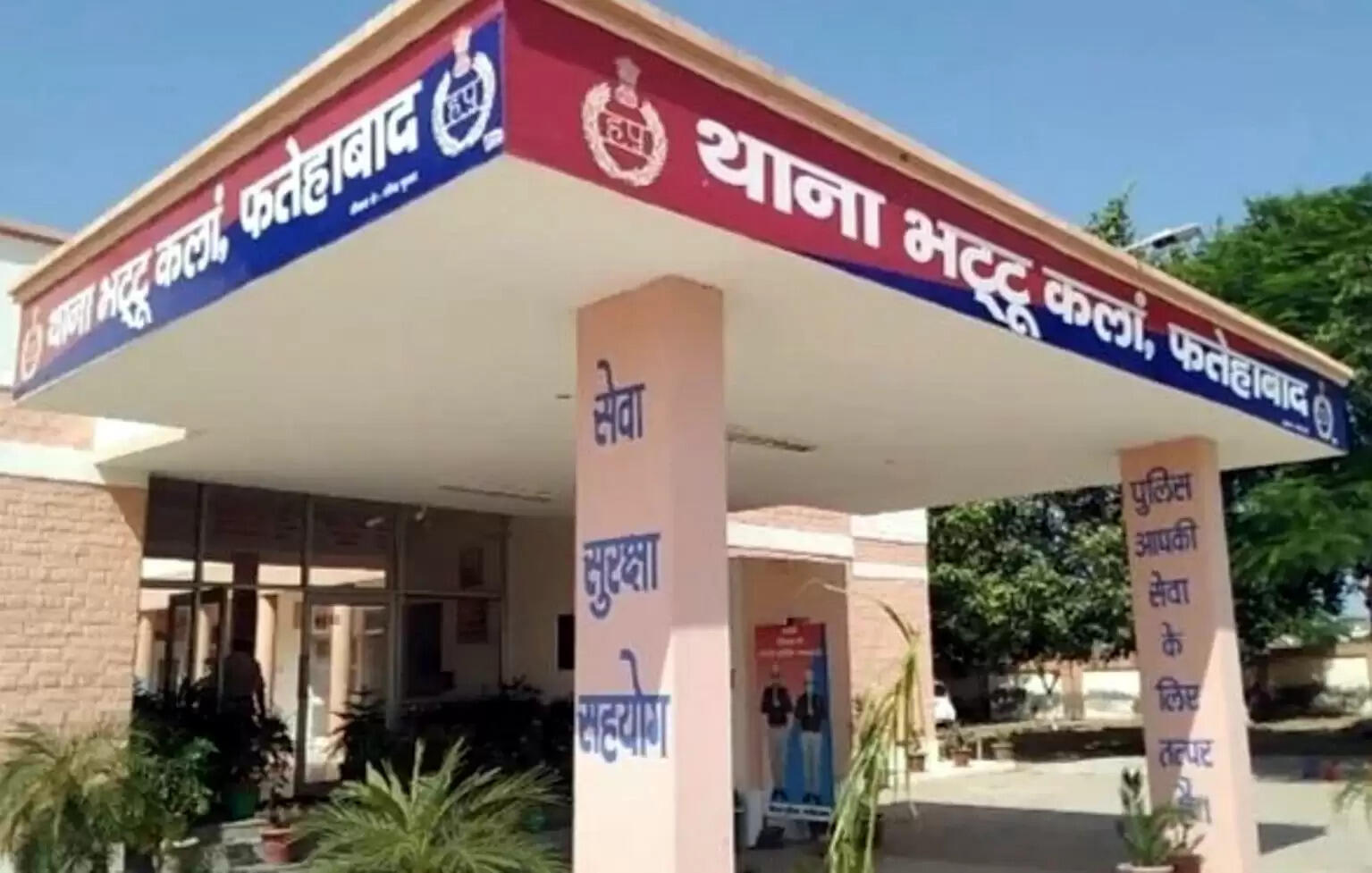 &nbsp;&nbsp;नशे की हालत में सड़क पर गिरा युवक, ऊपर से निकल गई कार