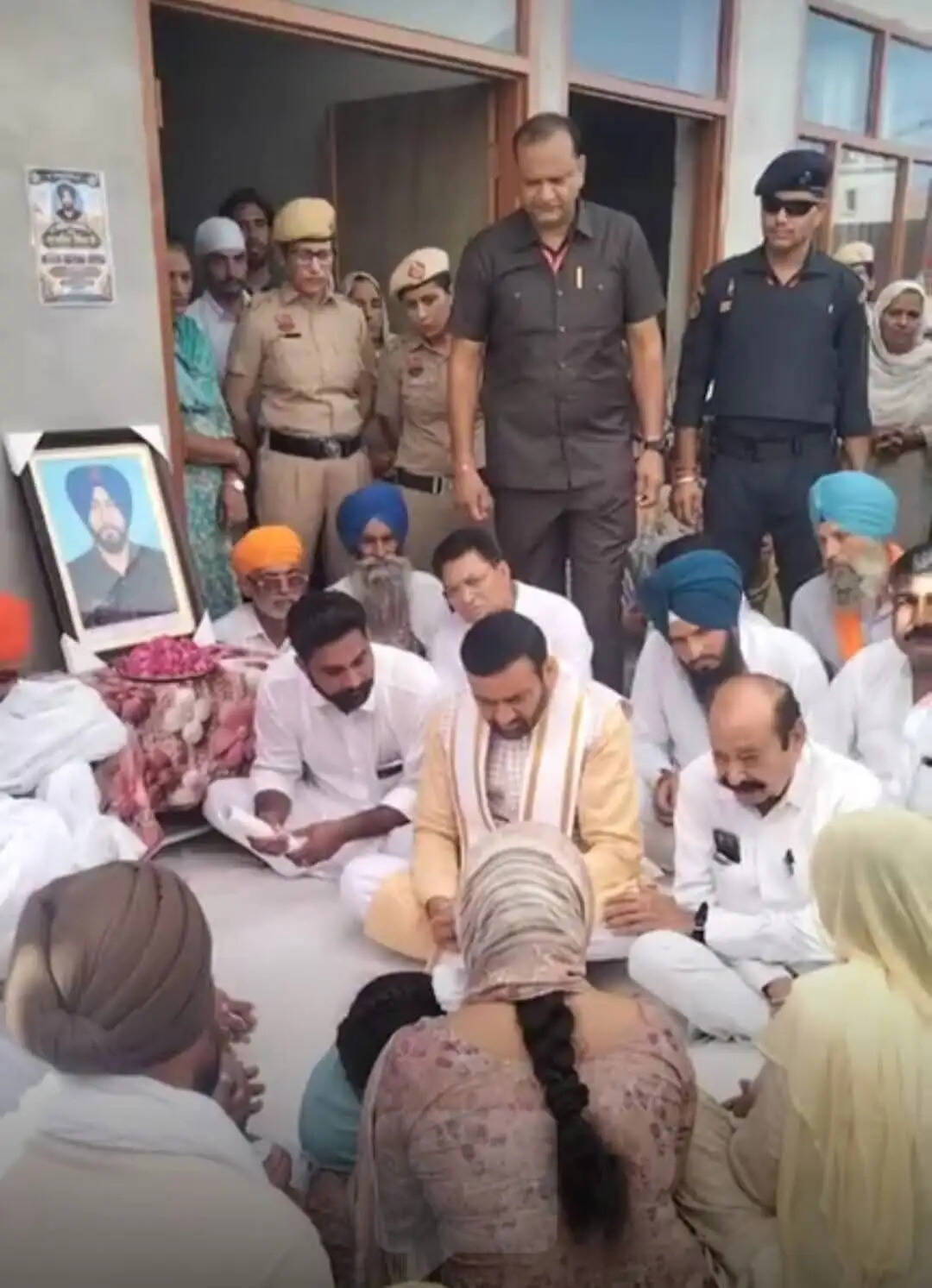 सिरसा के कुत्ताबढ़ में सैनिक सुखचैन सिंह को श्रद्धांजलि देने पहुंचे सीएम सैनी