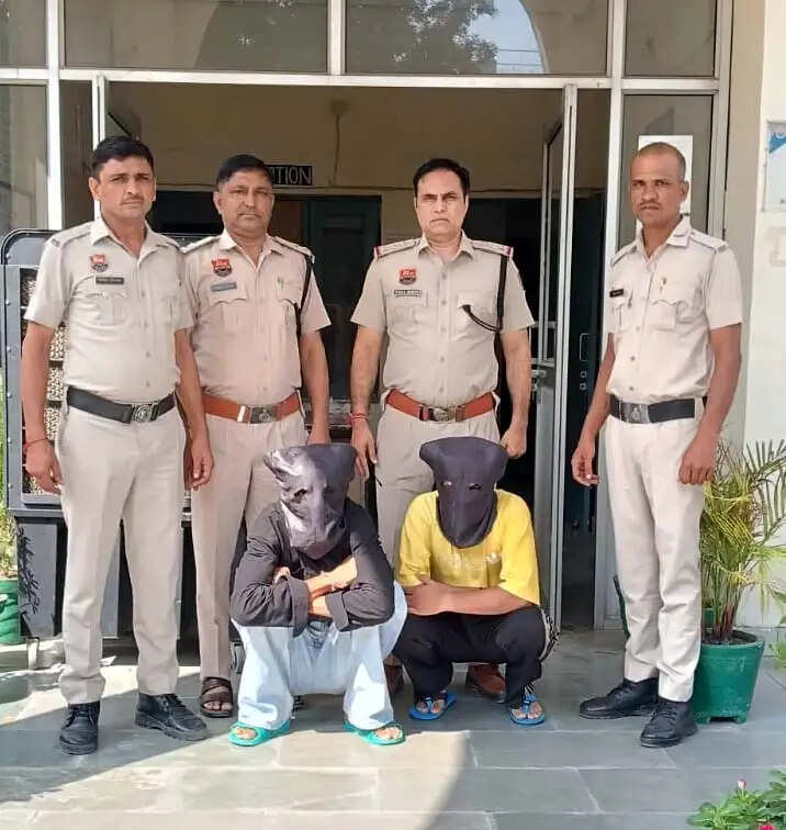 &nbsp;&nbsp;हिसार में होटलों पर पुलिस का छापा, 22 लड़कियां और 19 लड़के संदिग्ध परिस्थितियों में मिले