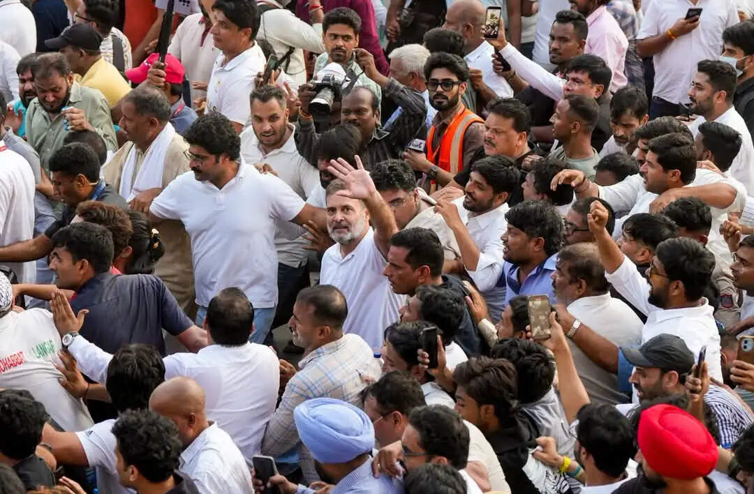 &nbsp;&nbsp;कथित वोट चोरी के मुद्दे पर इंडी गठबंधन का सुप्रीम कोर्ट तक मार्च