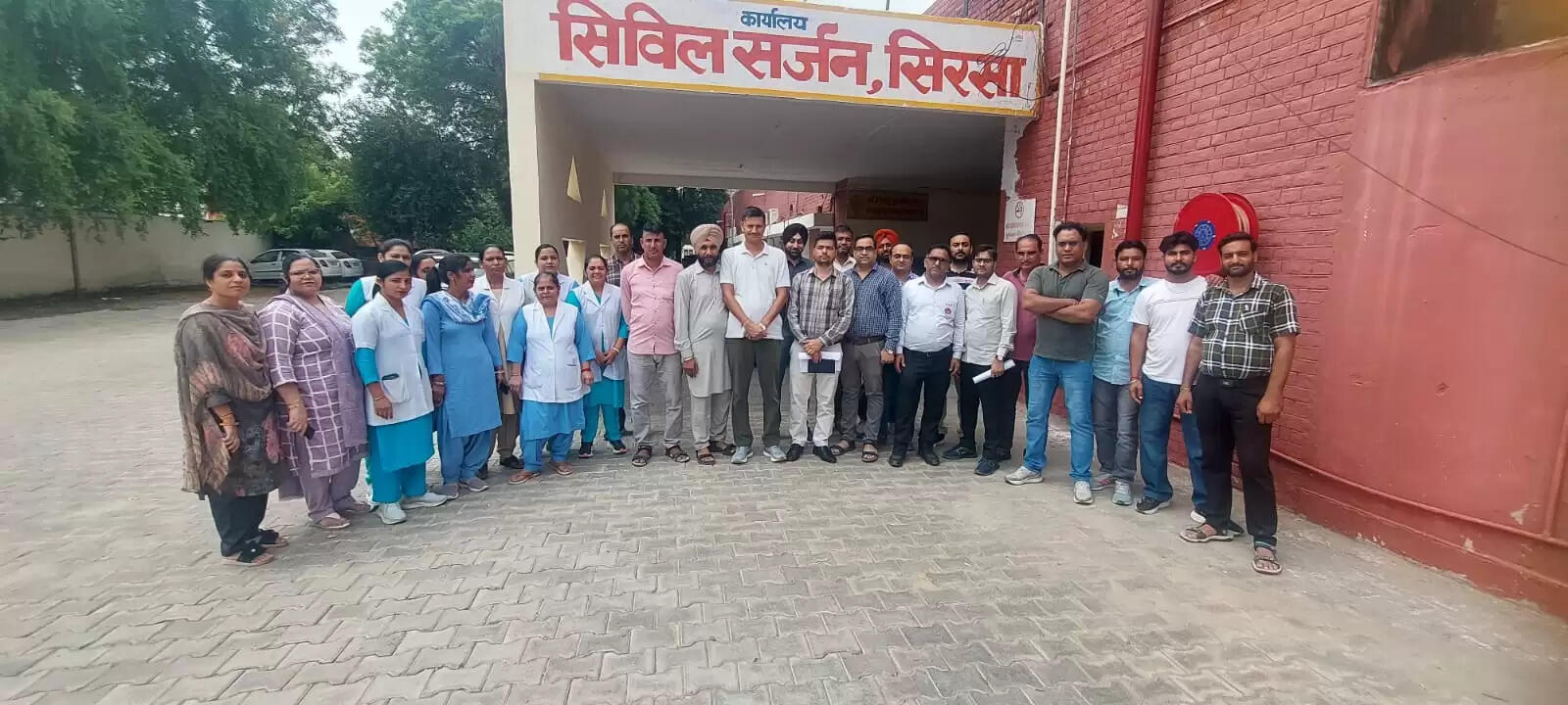 वेतन न मिलने से खफा एनएचएम कर्मचारियों ने नागरिक अस्पताल के बाहर किया विरोध प्रदर्शन