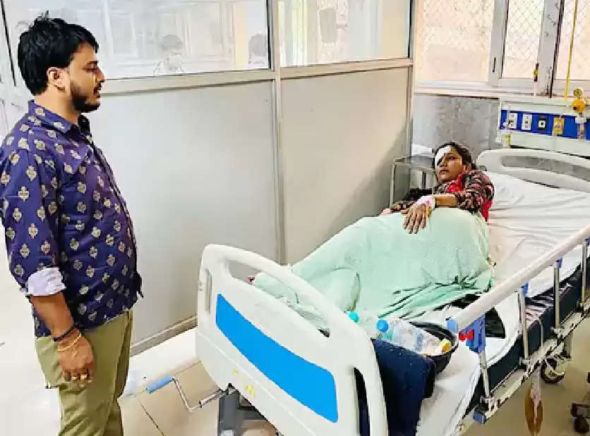 जयपुर से लौटते समय ओवरस्पीड ट्रक से टकराई कार, तीन की मौत-आठ घायल