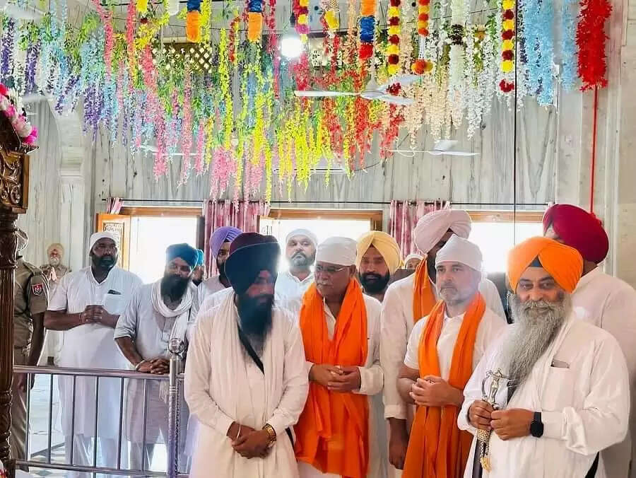 &nbsp;&nbsp;पंजाब में राहुल गांधी को सिरोपा देने वाले ग्रंथी की सेवाएं समाप्त, दो निलंबित