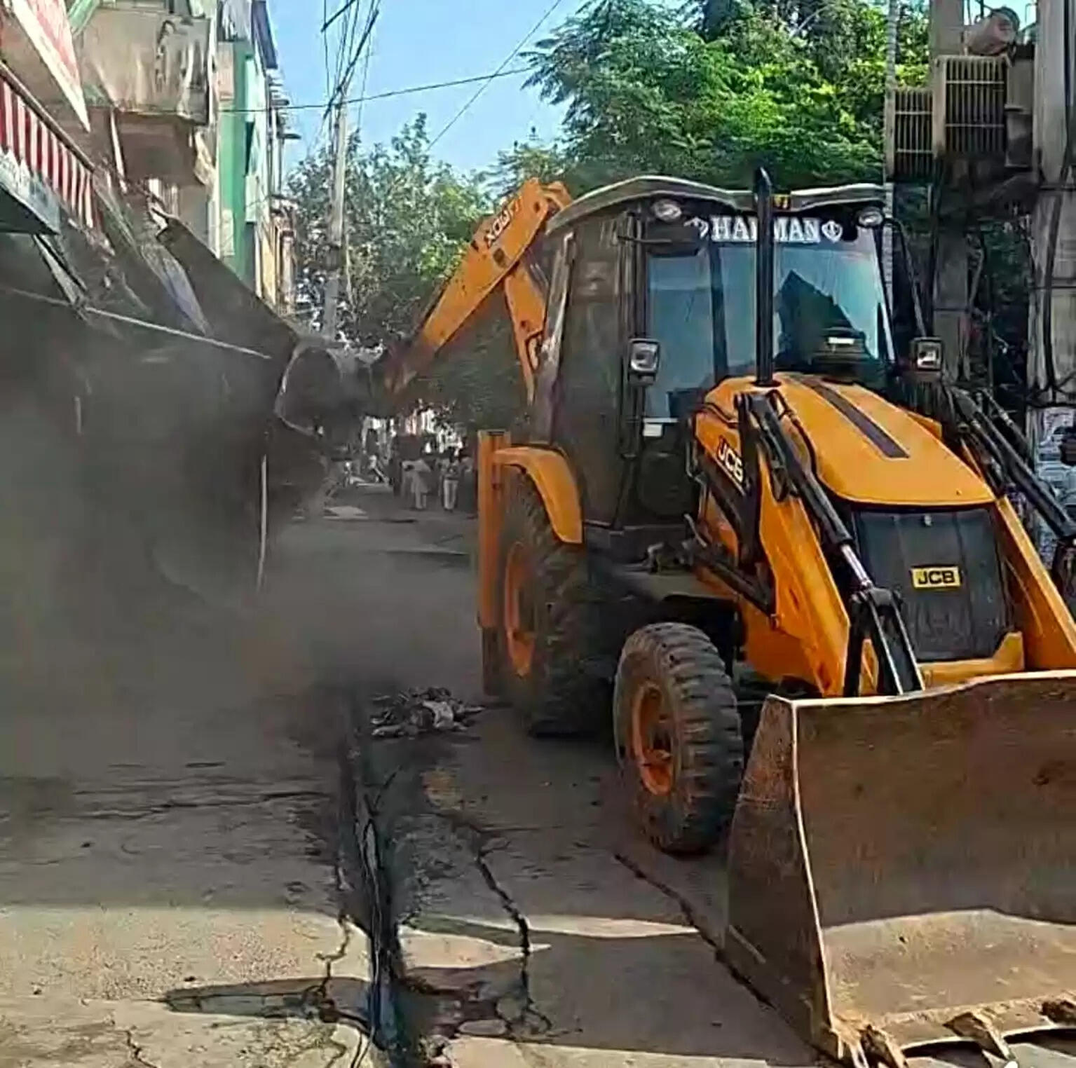 &nbsp;&nbsp;टोहाना में अतिक्रमण हटाओ अभियान पर दुकानदारों का हंगामा, जेसीबी रोकी; चेयरमैन ने जताई नाराजगी