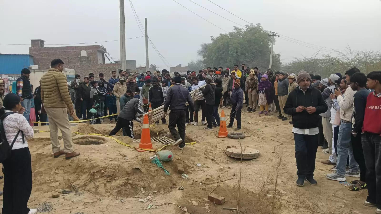 &nbsp;&nbsp;सीवरेज लाइन में दो मजदूर गिरे, एक की मौत