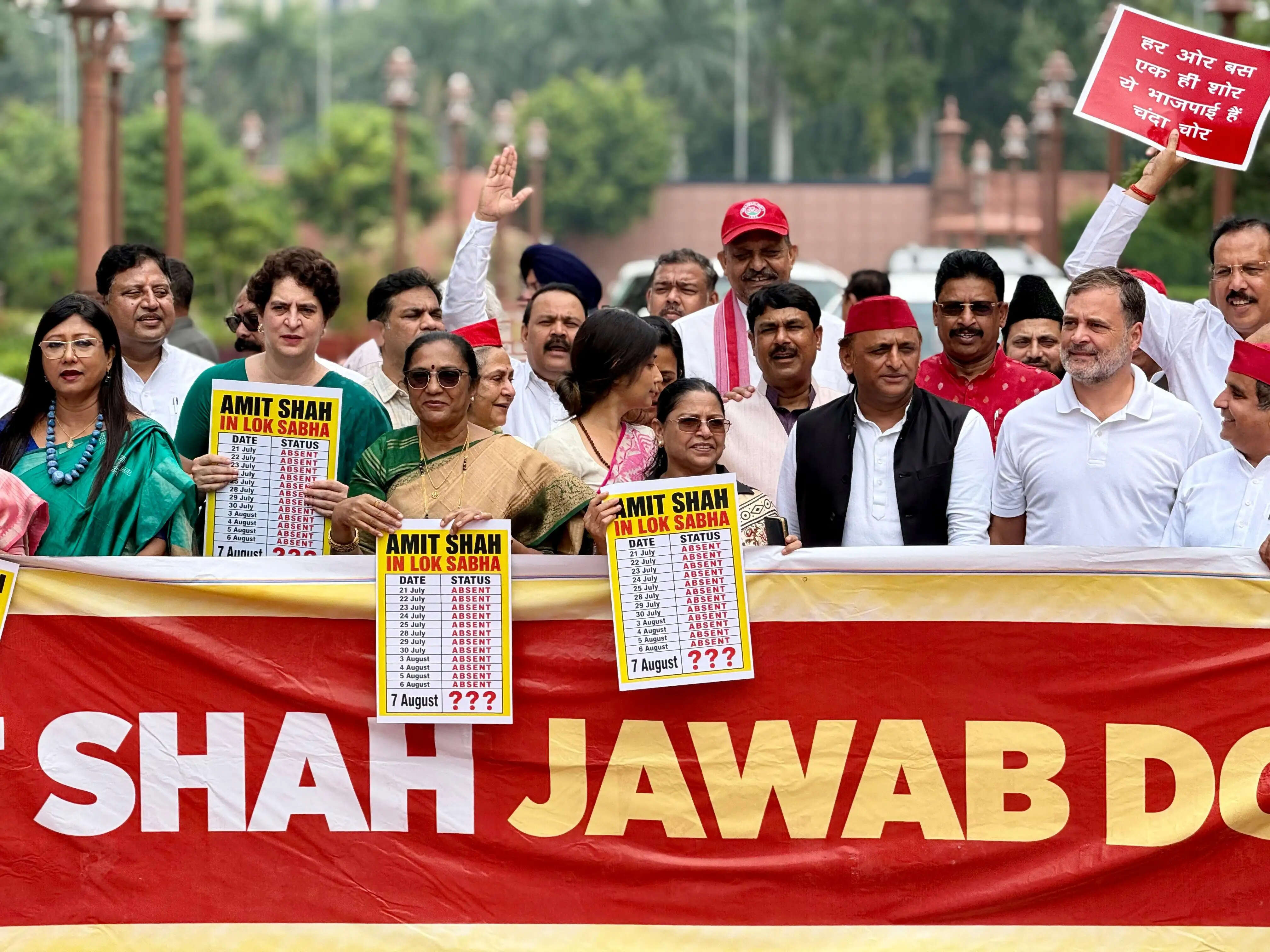 &nbsp;प्रदर्शनकारी छात्रों पर बल प्रयोग को लेकर विपक्ष का संसद परिसर में प्रदर्शन​​​​​​​