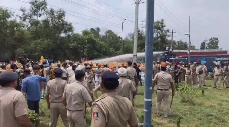 कट्टरपंथी सांसद अमृतपाल की रिहाई की मांग पर चंडीगढ़ में आंदोलन, कई घंटे तक चला हंगामा