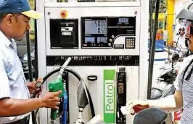 &nbsp;&nbsp;दस दिन में चौथी बार बढ़े ईंधन के दाम, पेट्रोल 2.61 रुपये, डीजल 2.71 रुपये हुआ महंगा