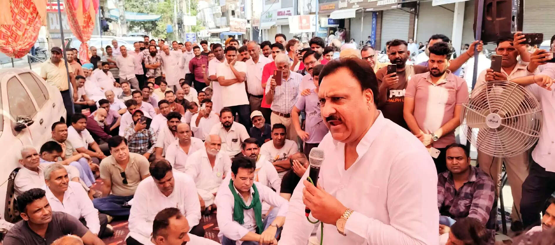&nbsp;&nbsp;तोडफ़ोड़ के विरोध में बंद रहे टोहाना के बाजार, व्यापारियों ने अधिकारियों के खिलाफ की नारेबाजी