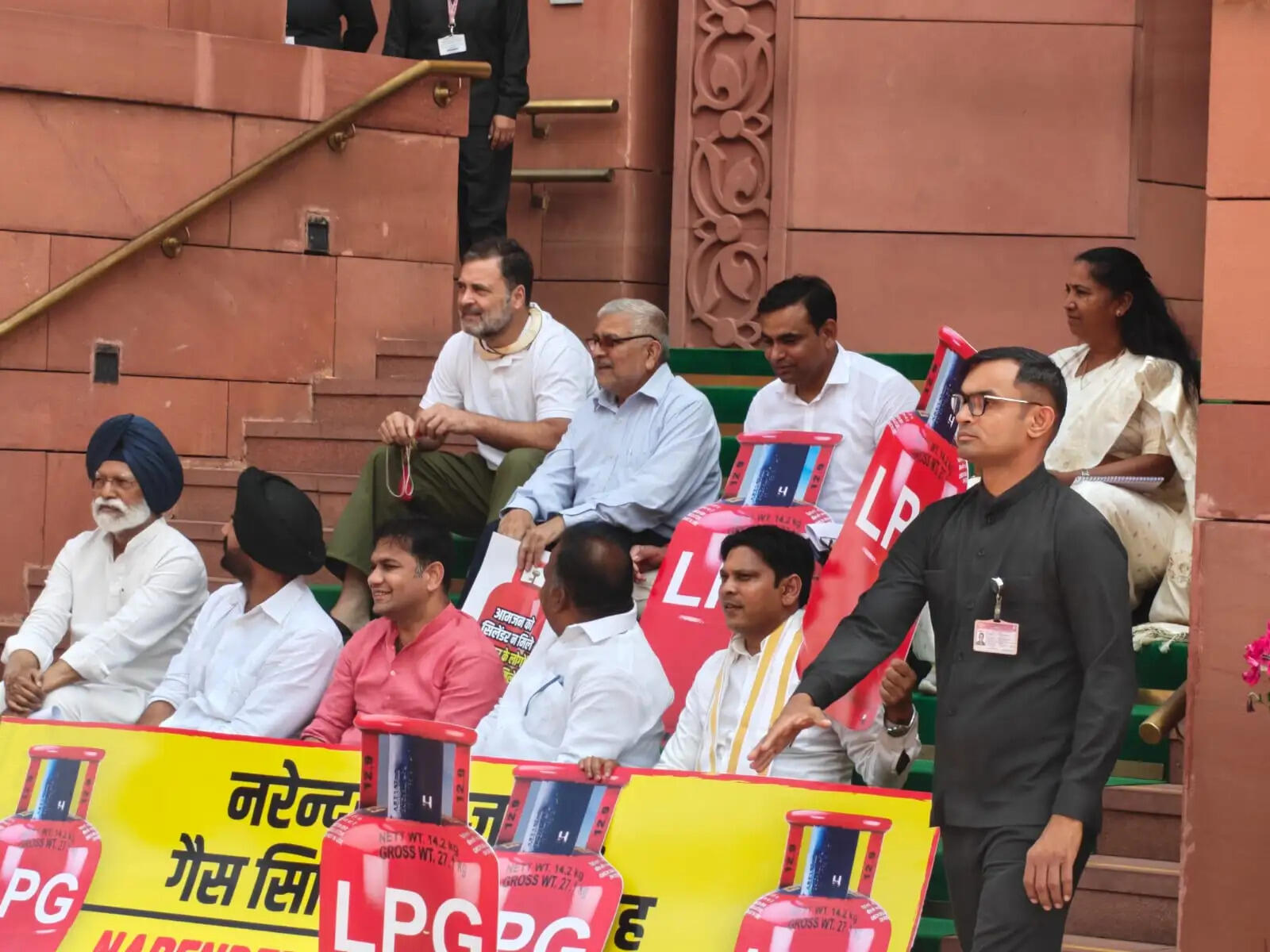 &nbsp;&nbsp;पश्चिम एशिया युद्ध से गैस संकट पर संसद परिसर में विपक्ष का प्रदर्शन