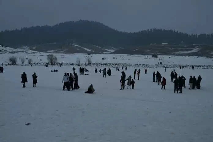 &nbsp;&nbsp;कश्मीर के पर्यटन स्थलों और घाटी के ऊंचे इलाकों में ताजा बर्फबारी ने किया नव वर्ष का स्वागत