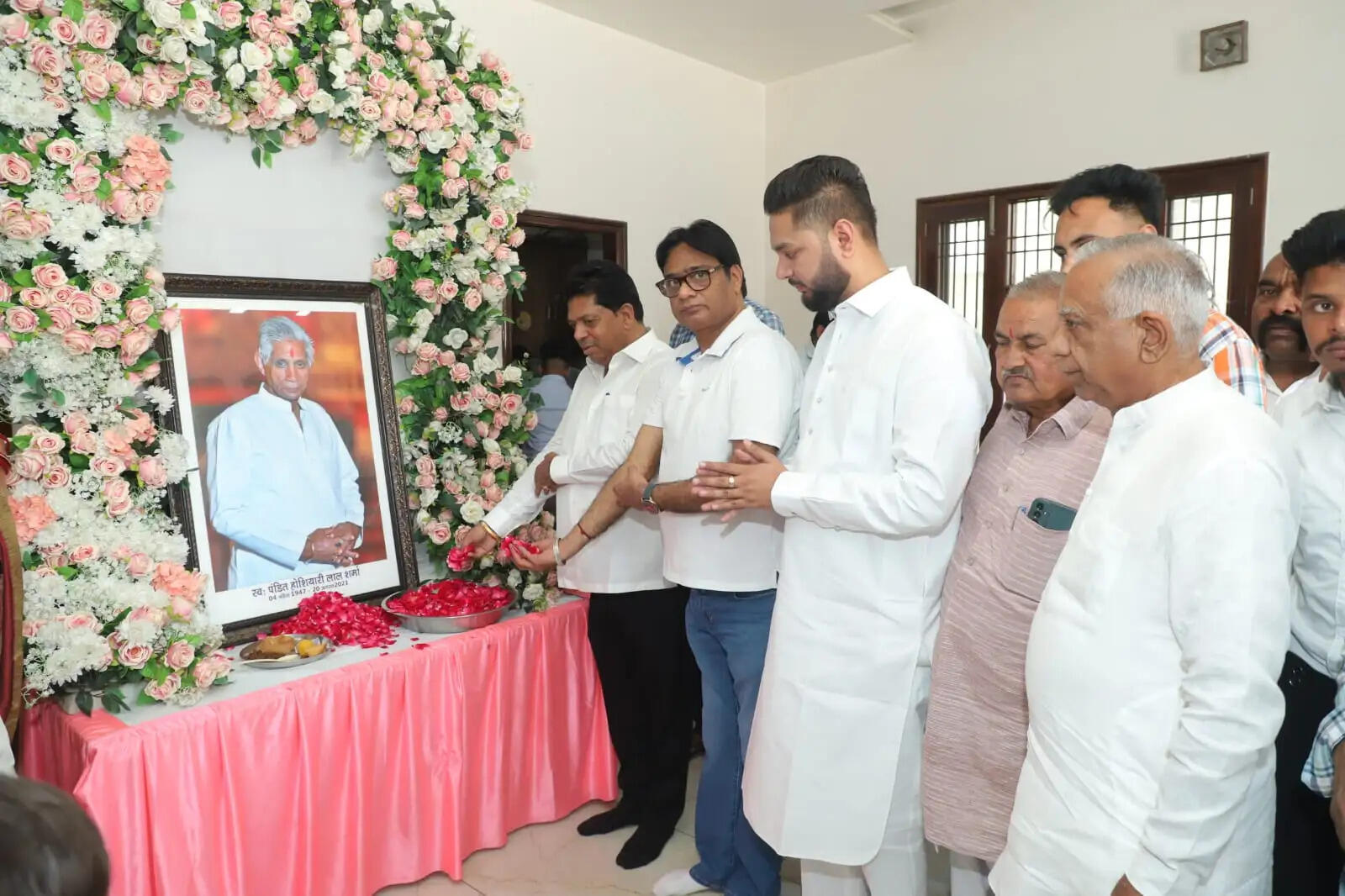 *परोपकार दिवस के रूप में मनाया गया स्वर्गीय पंडित होशियारी लाल शर्मा का जन्मदिवस* श्रद्धांजलि सभा एवं प्रसाद वितरण का हुआ आयोजन