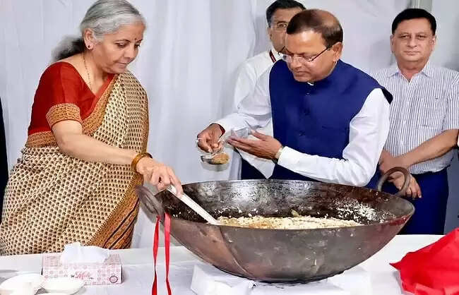 &nbsp;&nbsp;बजट की तैयारी अंतिम चरण में, सीतारमण ने पारंपरिक हलवा सेरेमनी में हिस्सा लिया