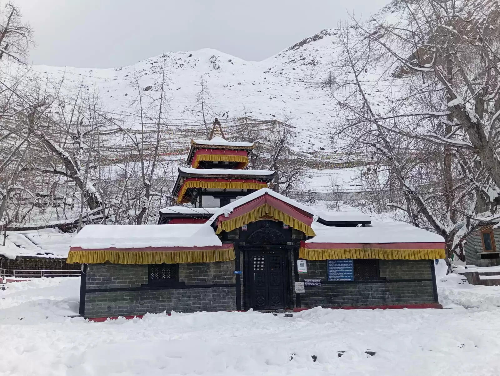 &nbsp;&nbsp;भारी बर्फबारी के कारण नेपाल का मुक्तिनाथ मंदिर क्षेत्र बंद किया गया
