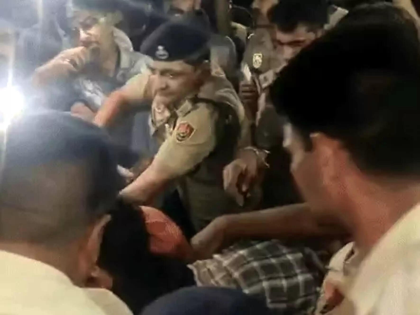 &nbsp;&nbsp;एचएयू गेट पर धरना दे रहे छात्रों को पुलिस ने खदेड़ा