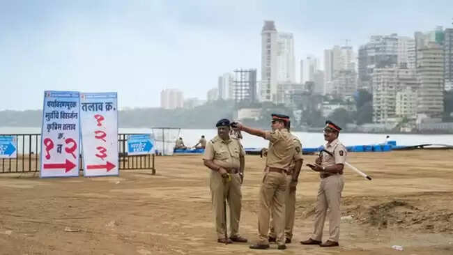 कारों में बम होने के व्हाट्सएप मैसेज के बाद मुंबई पुलिस हाई अलर्ट पर 