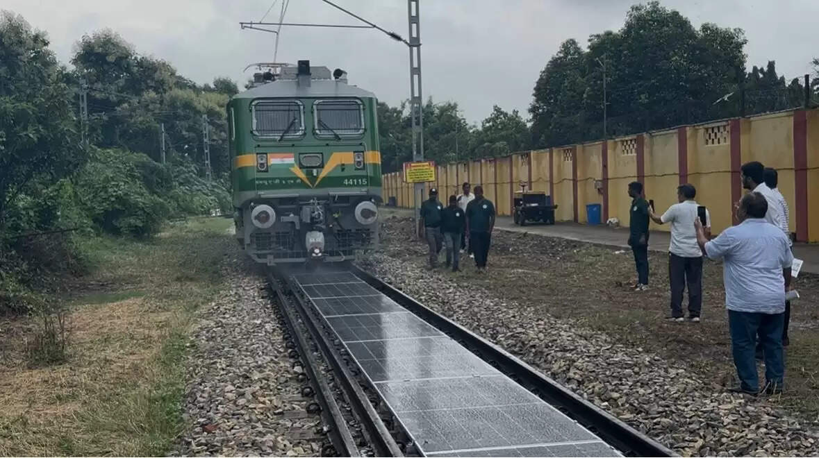 &nbsp;&nbsp;बनारस रेल इंजन कारखाना ने रेलवे ट्रैक पर सोलर पैनल लगाकर रचा इतिहास, भारत बना दुनिया का तीसरा देश