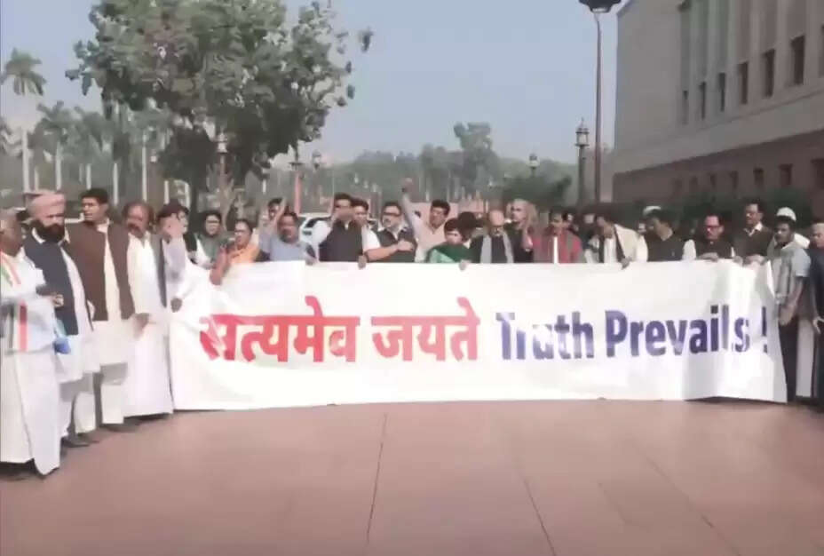 &nbsp;&nbsp;नेशनल हेराल्ड मामले में अदालत के फैसले के बाद विपक्षी सांसदों ने किया संसद भवन परिसर में प्रदर्शन