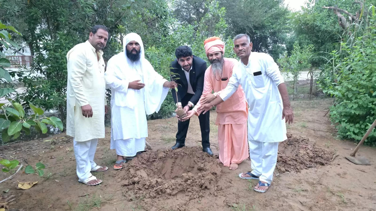 रेडक्रॉस के वाइस चेयरमैन अंकुश मिगलानी ने तपोभूमि जटेला धाम में किया पौधारोपण।