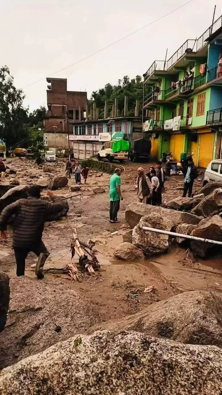 &nbsp;&nbsp;&nbsp;मंडी में बारिश भूस्खलन से भारी तबाही, चार लोगों की मौत, 16 लापता