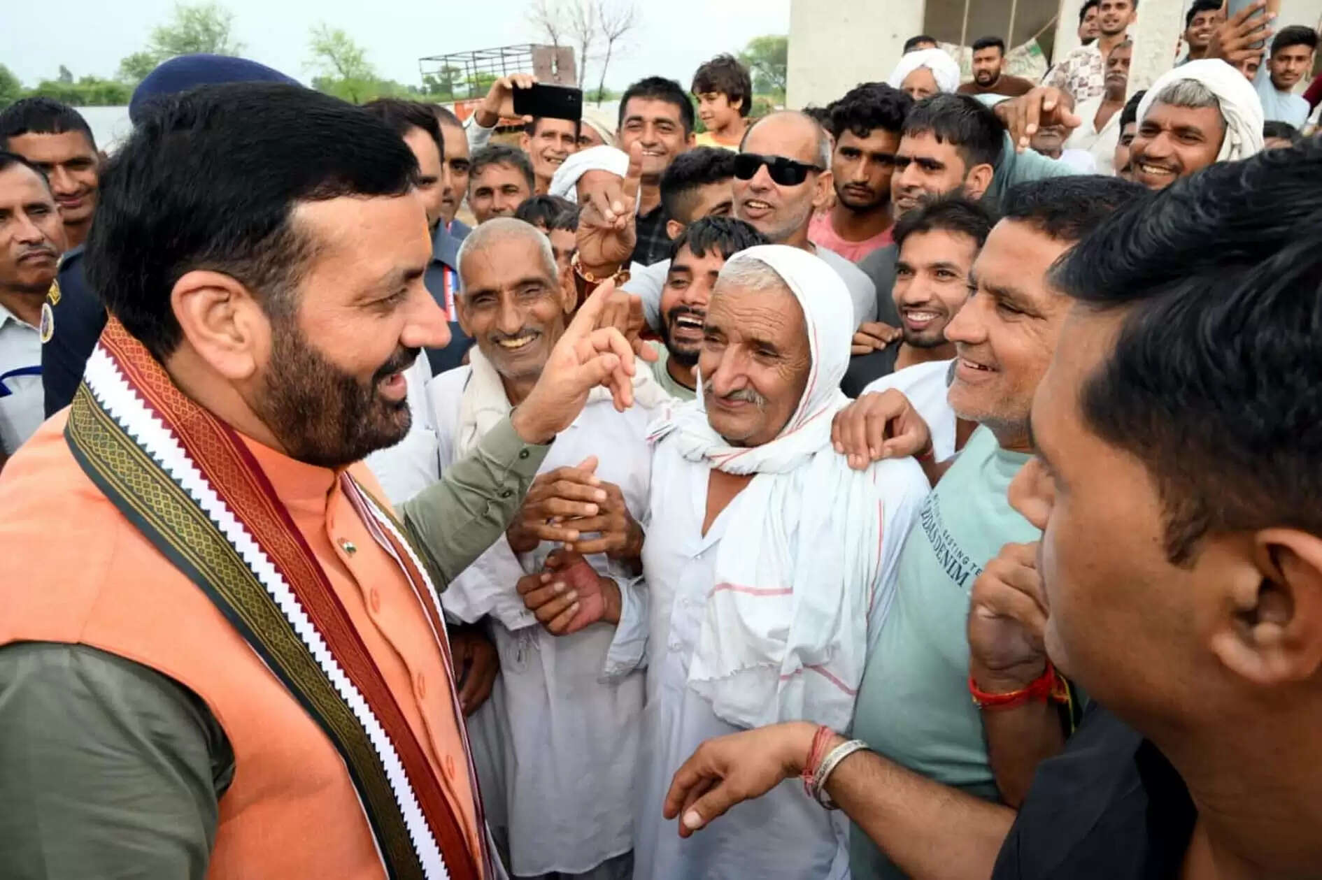 &nbsp;&nbsp;मुख्यमंत्री ने लिया जल प्रभावित गांवों का दौरा, जख्मों पर मरहम लगाने का प्रयास​​​​​​​