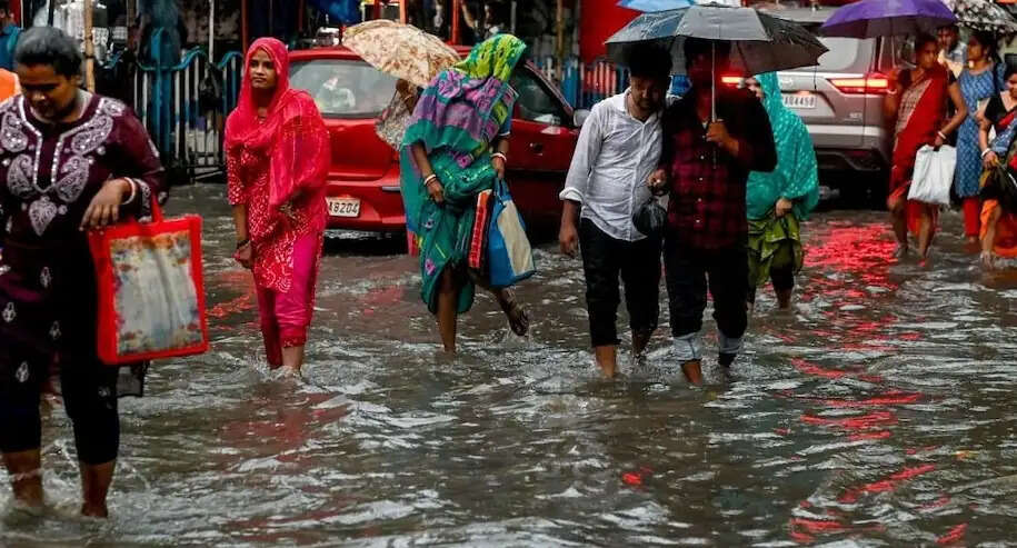 दिल्ली समेत कई राज्यों में कुछ दिनों तक बारिश जारी रहने के आसार
