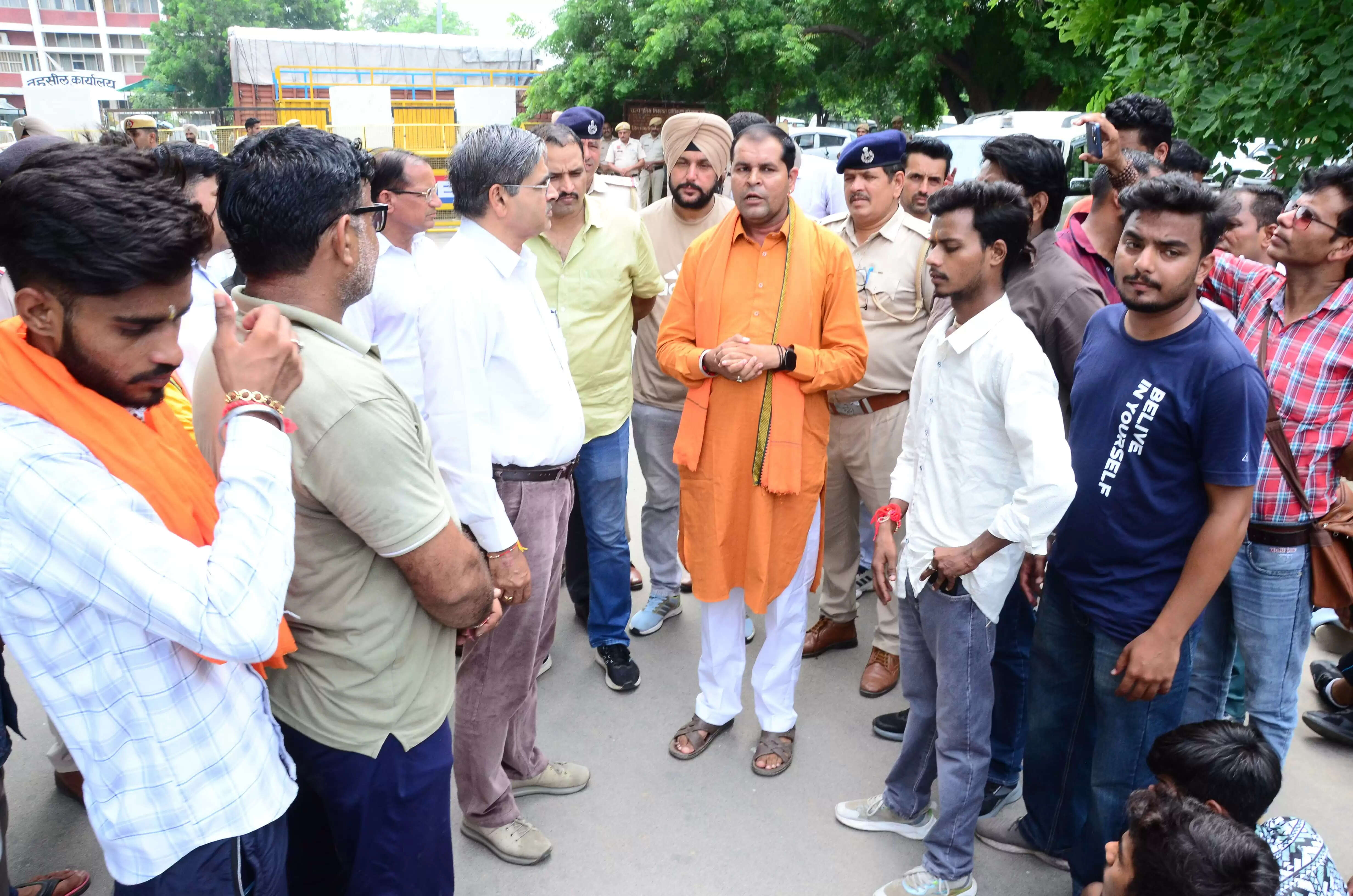 बेसहारा गौवंश को डीसी कार्यालय में छोडऩे का मामला: