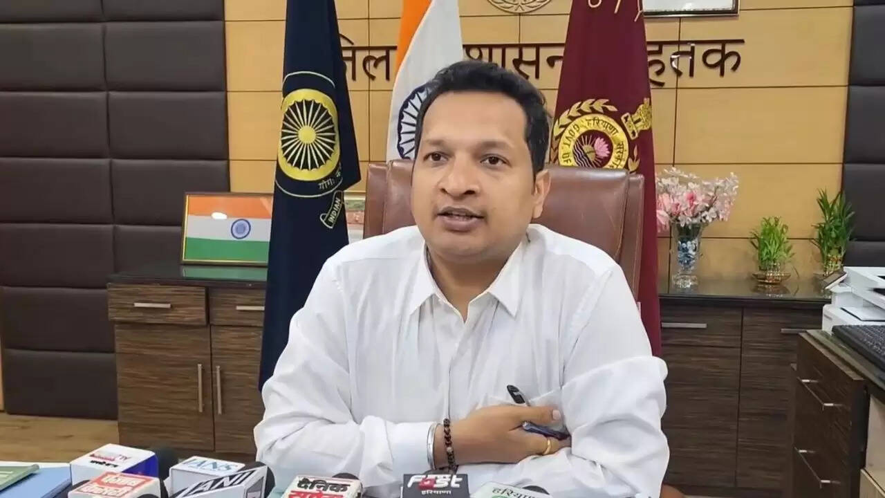 रोहतक लघु सचिवालय में कर्मचारियों के जींस पहनने व मोबाइल इस्तेमाल पर बैन 
