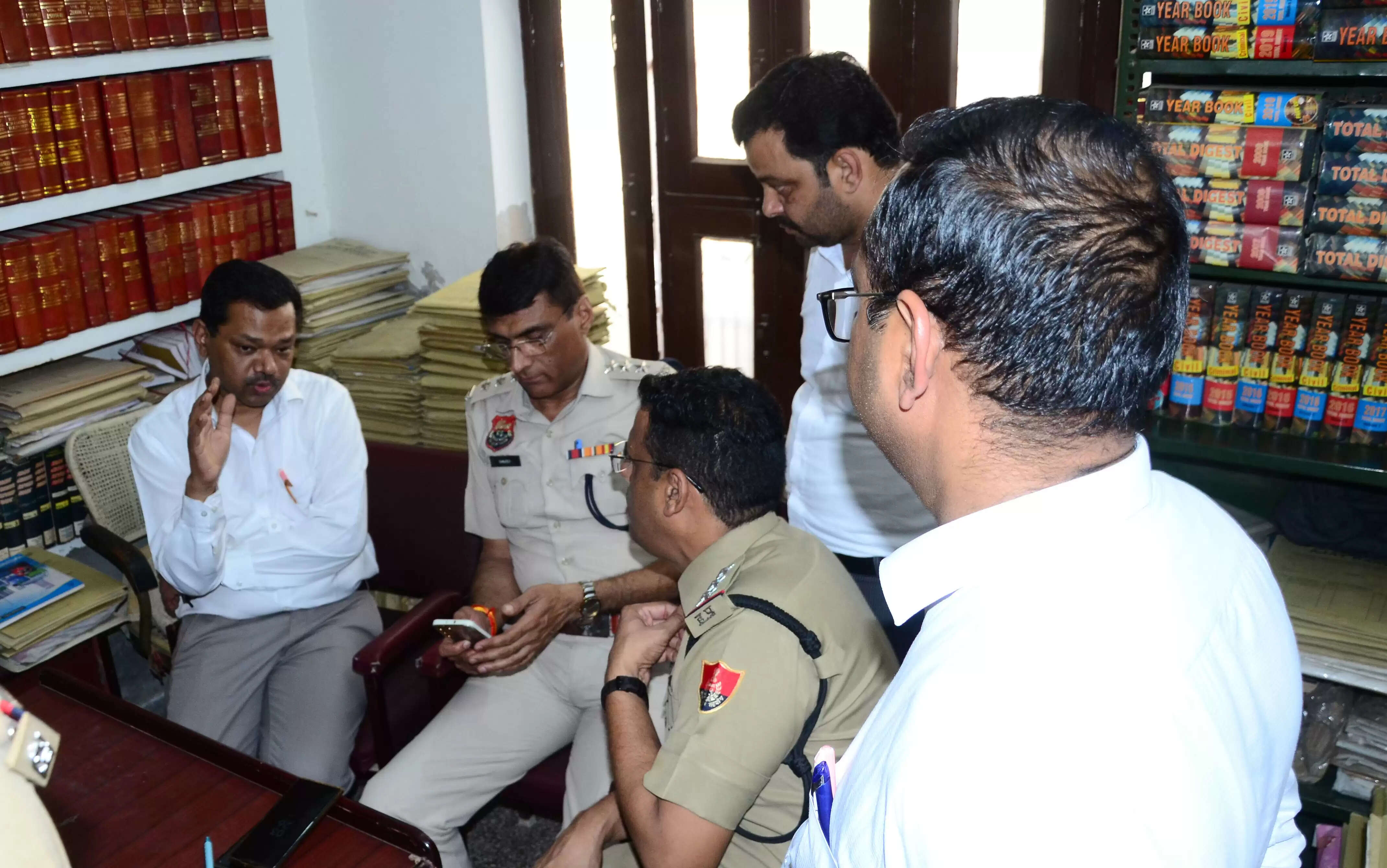 &nbsp;दिनदिहाड़े लूट: बुजुर्ग महिला और पोती को बनाया बंधक, 2 लाख नकद व 15 तोला सोना लेकर फरार
