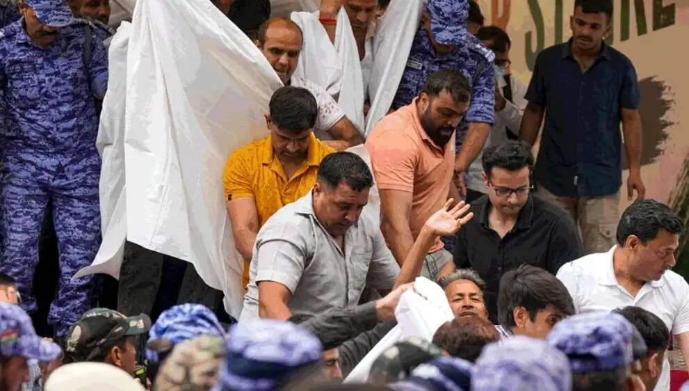 &nbsp;सोनम वांगचुक को दिल्ली पुलिस ने सफदरजंग अस्पताल में भर्ती कराया, सीजेपी से जंतर-मंतर खाली करने का आग्रह
