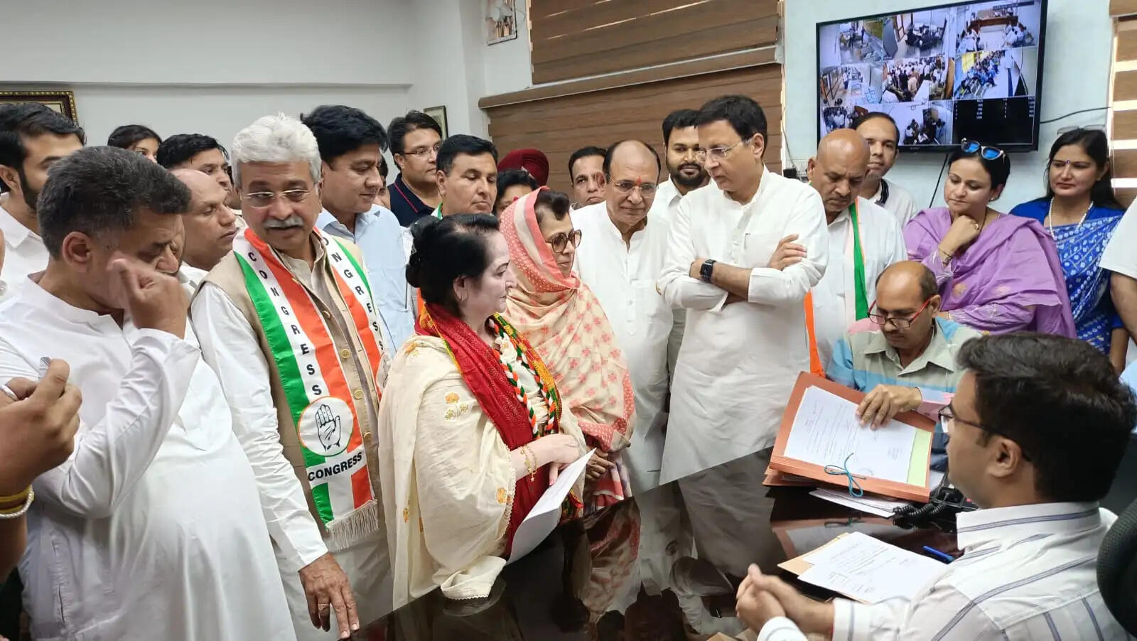 &nbsp;पंचकूला मेयर चुनाव: कांग्रेस ने सुधा भारद्वाज के नामांकन में दिखाई ताकत, बड़े नेताओं की मौजूदगी में भाजपा पर तीखा हमला