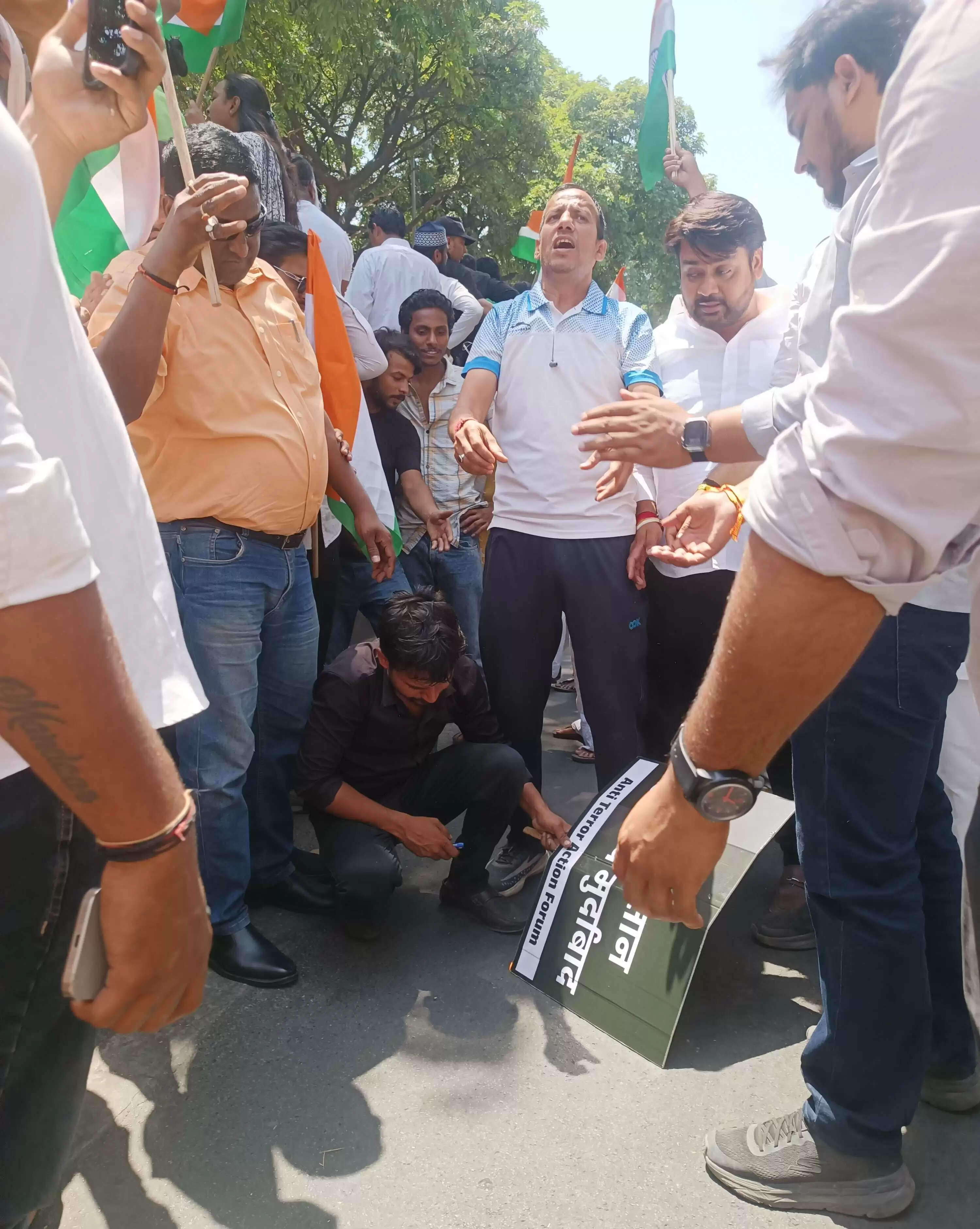 पहलगाम हमले को लेकर आक्रोश, दिल्ली के पाकिस्तान उच्चायोग के बाहर जमकर नारेबाजी