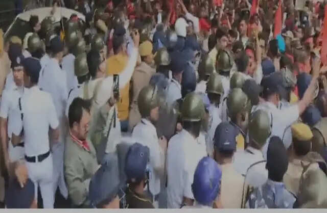 कोलकाता में हिंदू संगठन की रैली में हंगामा, पुलिसकर्मी घायल, पांच प्रतिनिधियों को बांग्लादेश उप उच्चायोग में प्रवेश की अनुमति