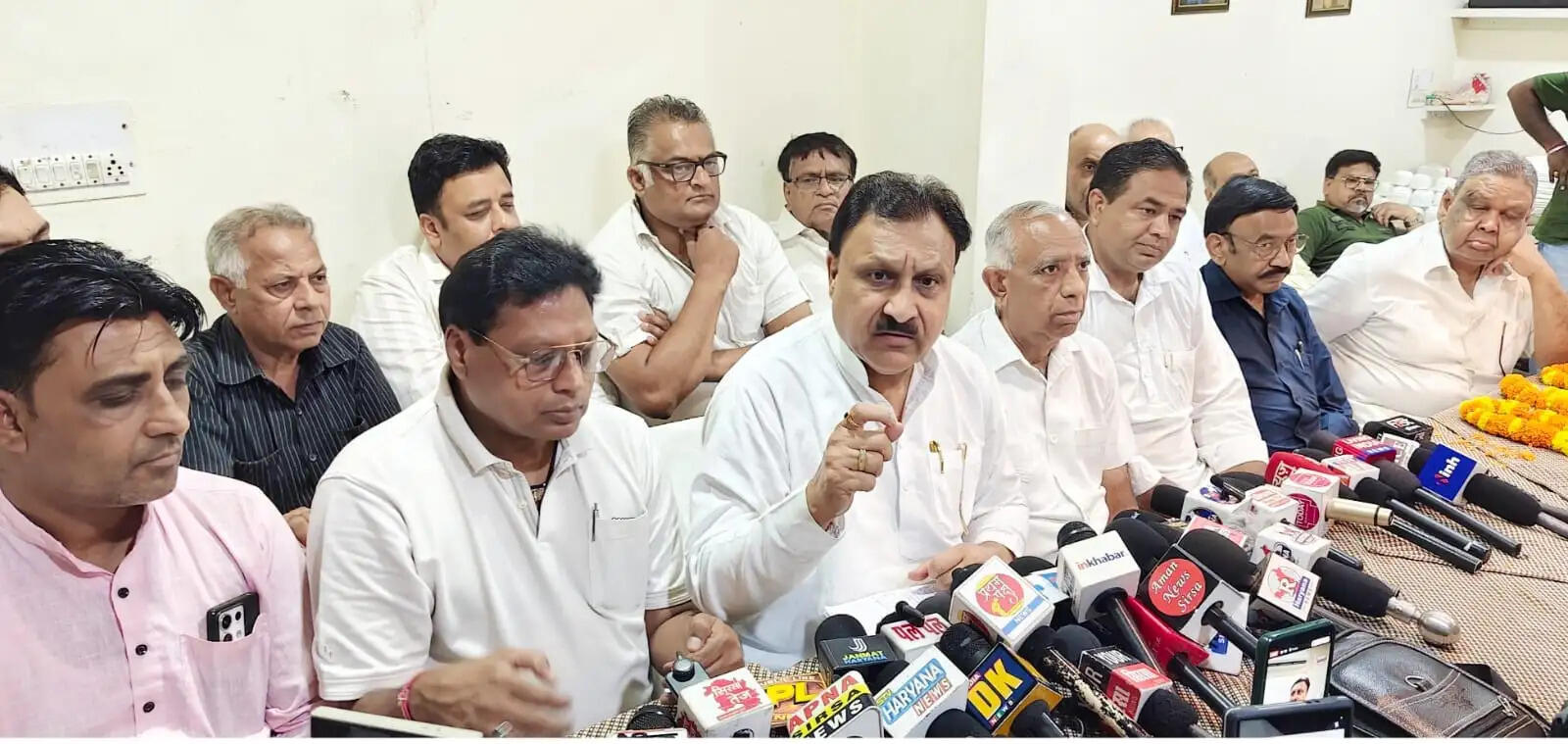 &nbsp;&nbsp;जीएसटी विभाग के अधिकारियों ने निजी स्वार्थ के लिए प्रदेश के व्यापारियों को नाजायज तंग किया तो उसके खिलाफ व्यापार मंडल सड़कों पर आंदोलन करेगा: बजरंग गर्ग