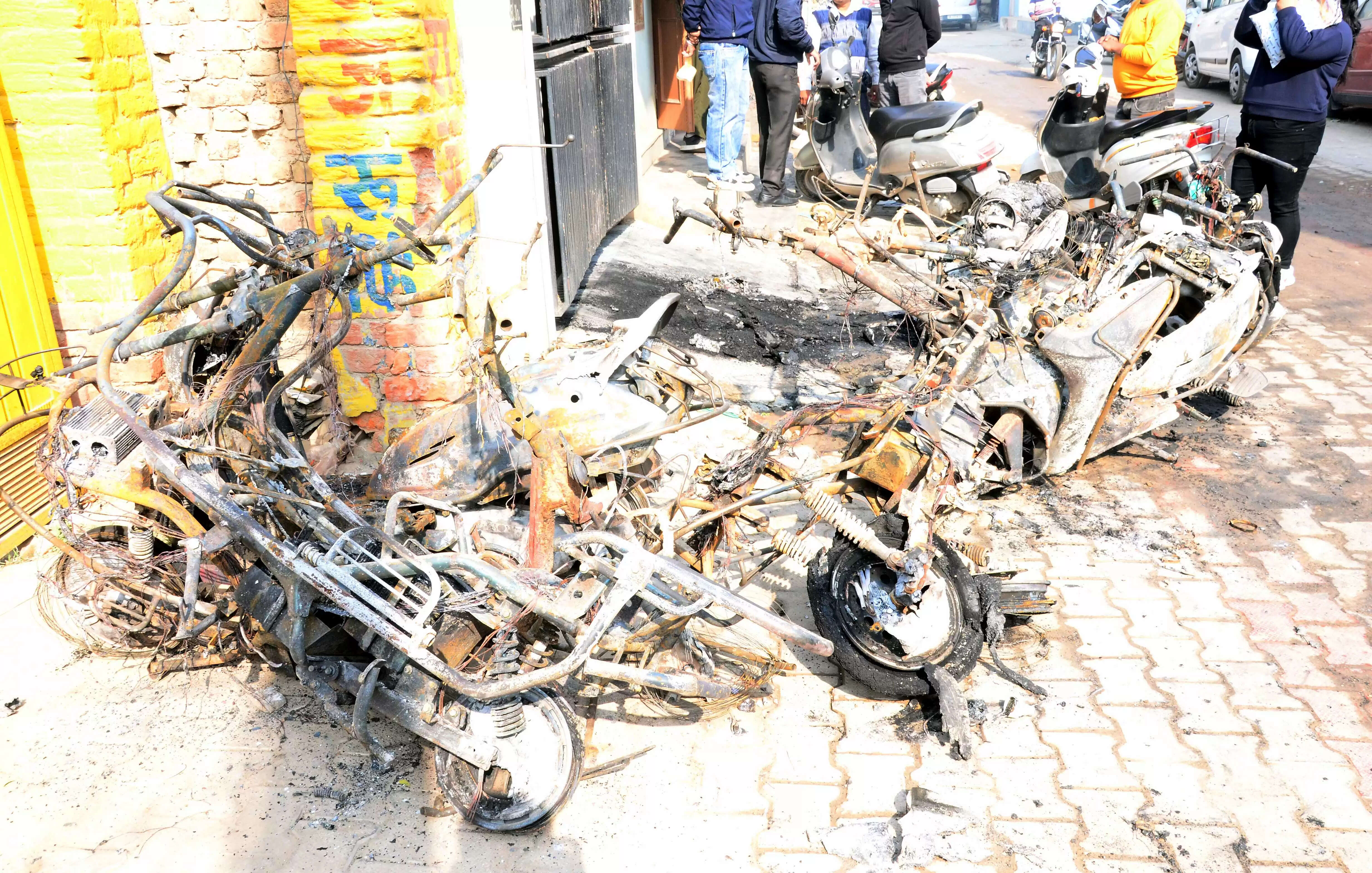 &nbsp;सिरसा की आरएसडी कॉलोनी में इलेक्ट्रिक स्कूटी में लगी आग, 6 वाहन जले&nbsp;