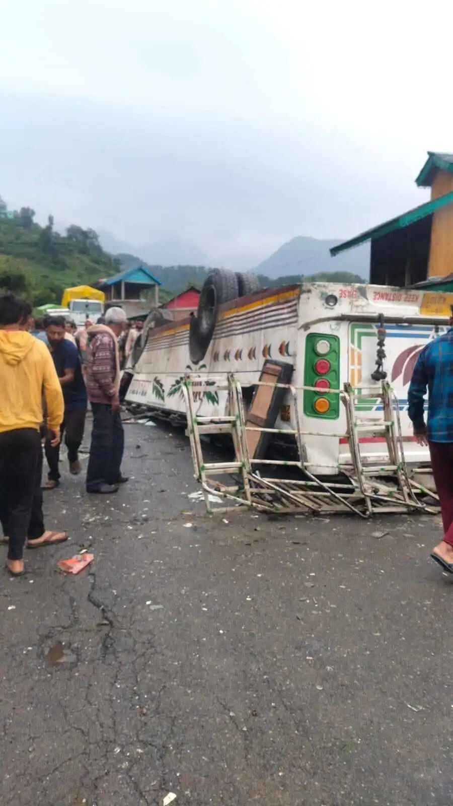&nbsp;&nbsp;हिमाचल प्रदेश के चंबा में निजी बस पलटी, सात की मौत और 11 घायल