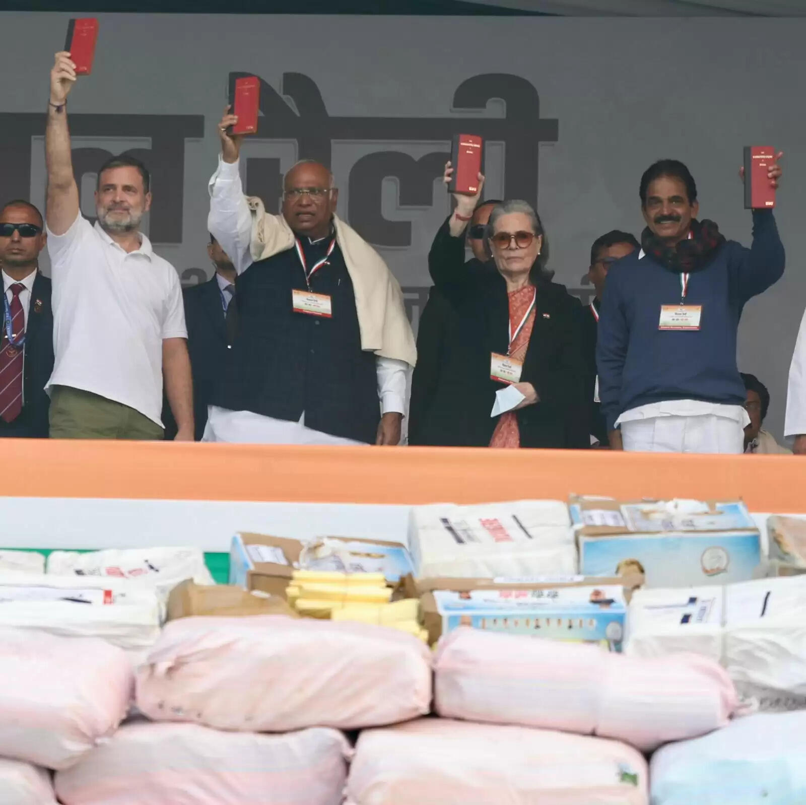 राहुल बोले- मोदीजी का कॉन्फिडेंस खत्म:शाह के हाथ कांपते हैं, उनकी वोट चोरी पकड़ी गई; खड़गे बोले- हमारा वंदेमातरम् भी इन्होंने चोरी किया