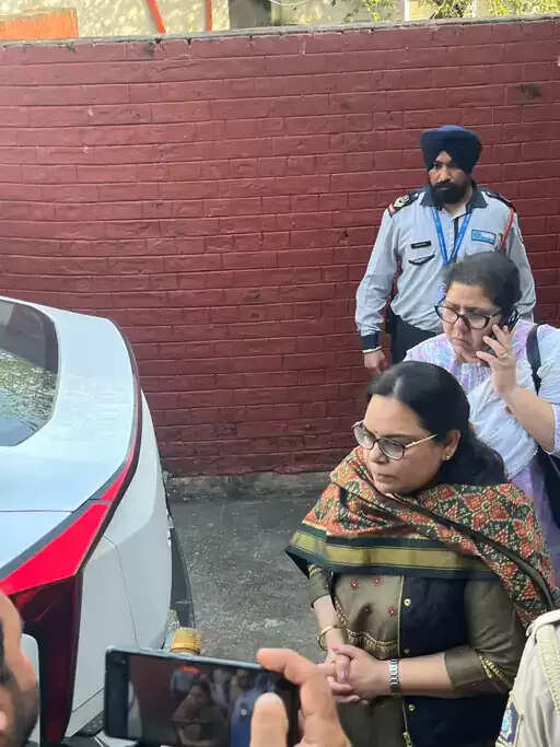 बड़ी बेटी के अमेरिका से आने के बाद ही पोस्टमार्टम व अंतिम संस्कार किया जाएगा