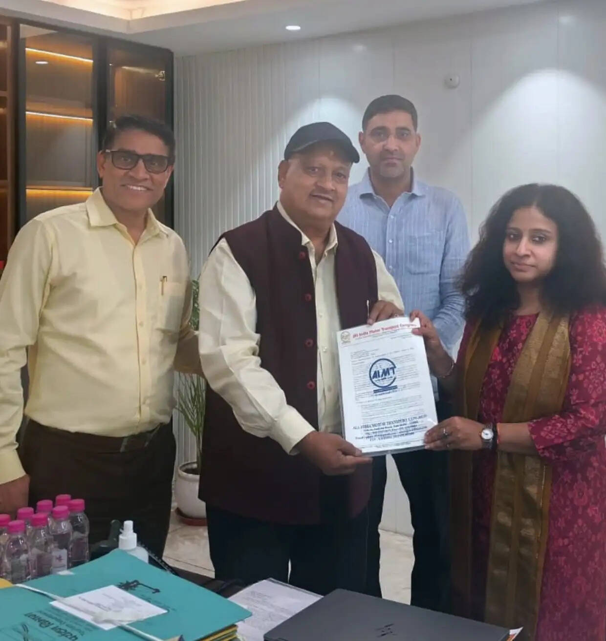 नईं दिल्ली से पत्रकार ऊषा महाना की कलम से