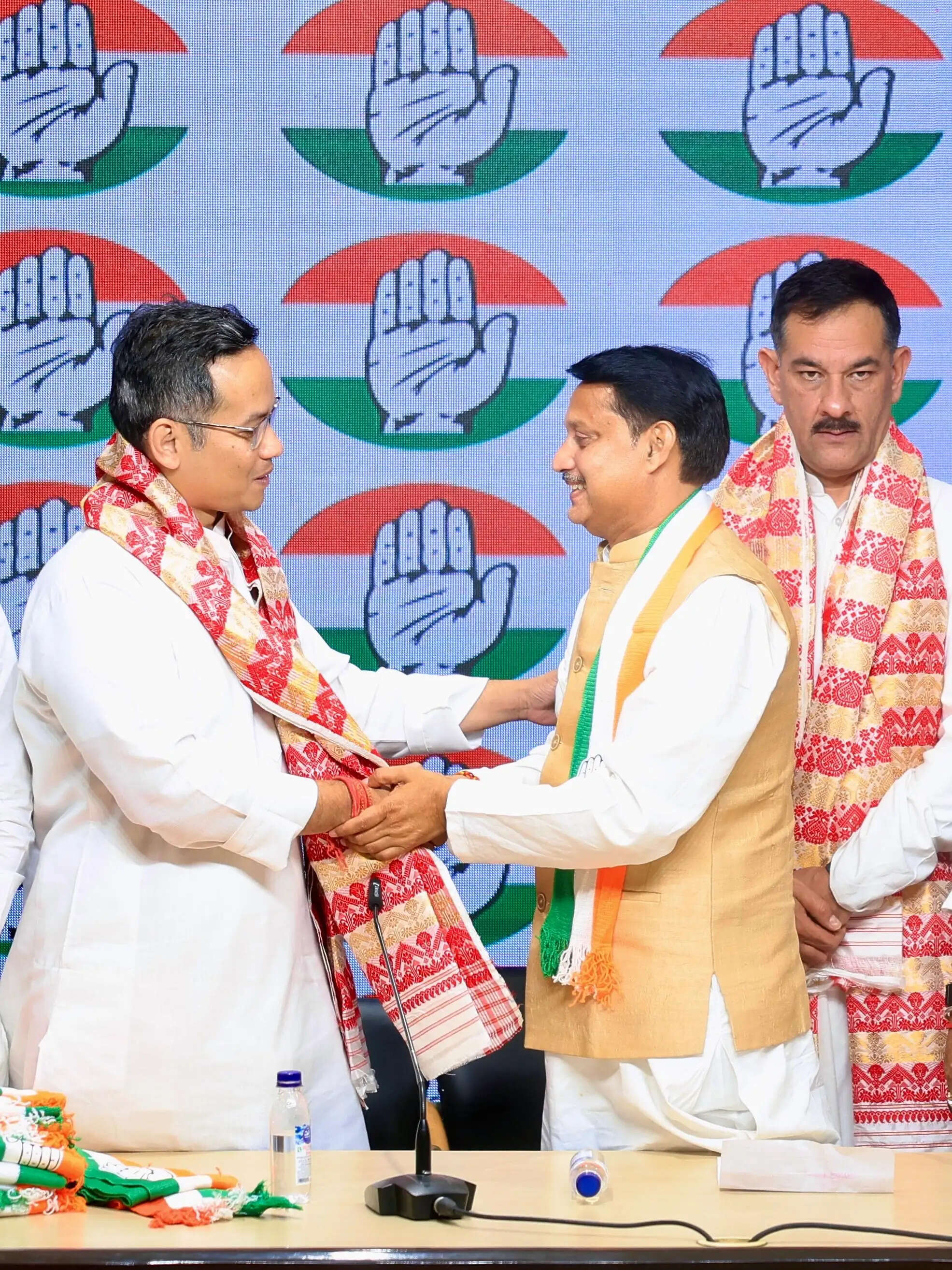 &nbsp;असम चुनाव से पहले अगप के जयंत खाउंद समेत 16 नेता कांग्रेस में शामिल