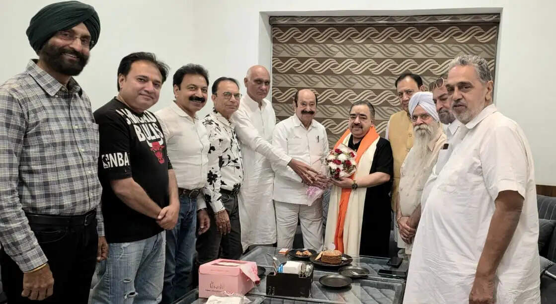 सिरसा क्लब में आत्मीयता और उल्लास के बीच मनाया संजय अरोड़ा का जन्मदिन