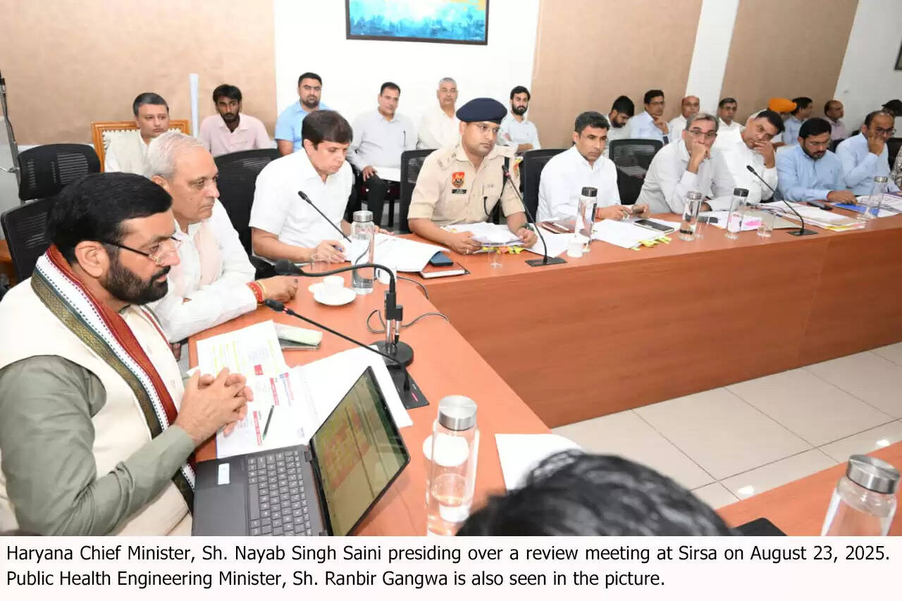 &nbsp;मुख्यमंत्री ने कार्यों में लापरवाही के लिए सिरसा में जनस्वास्थ्य एवं अभियांत्रिकी विभाग के तत्कालीन कार्यकारी अभियंता को चार्जशीट करने के दिए निर्देश