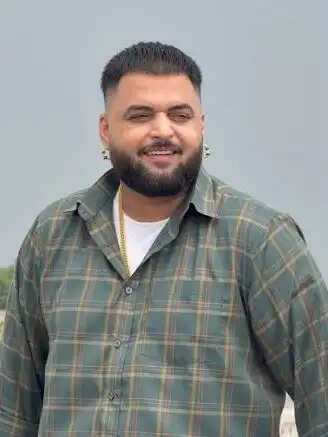 &nbsp;&nbsp;पंजाबी गायक गुलाब सिद्धू के घर पर बाइक सवार तीन नकाबपोश युवकों ने की फायरिंग