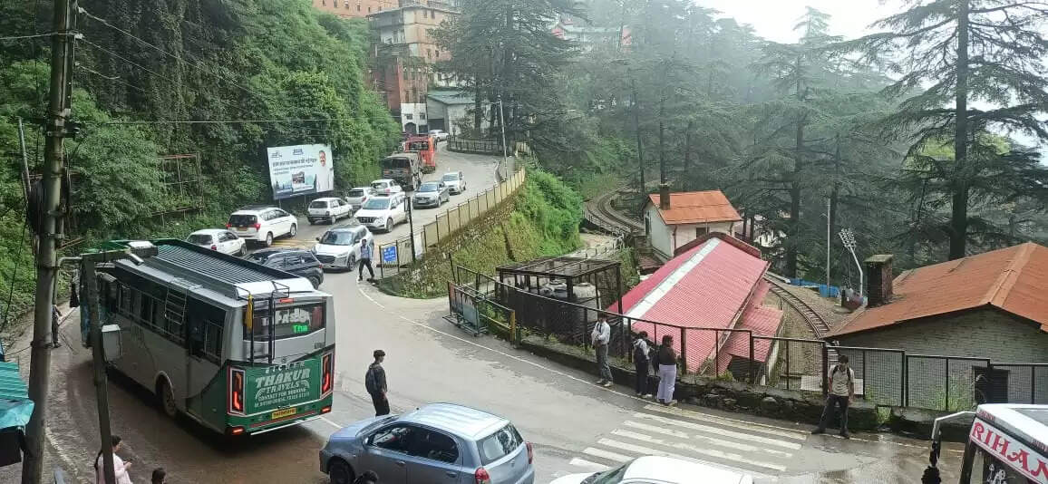 &nbsp;&nbsp;शिमला में रिकार्ड बारिश से जनजीवन अस्त-व्यस्त, प्रदेश में 650 सड़कें बंद, अलर्ट जारी